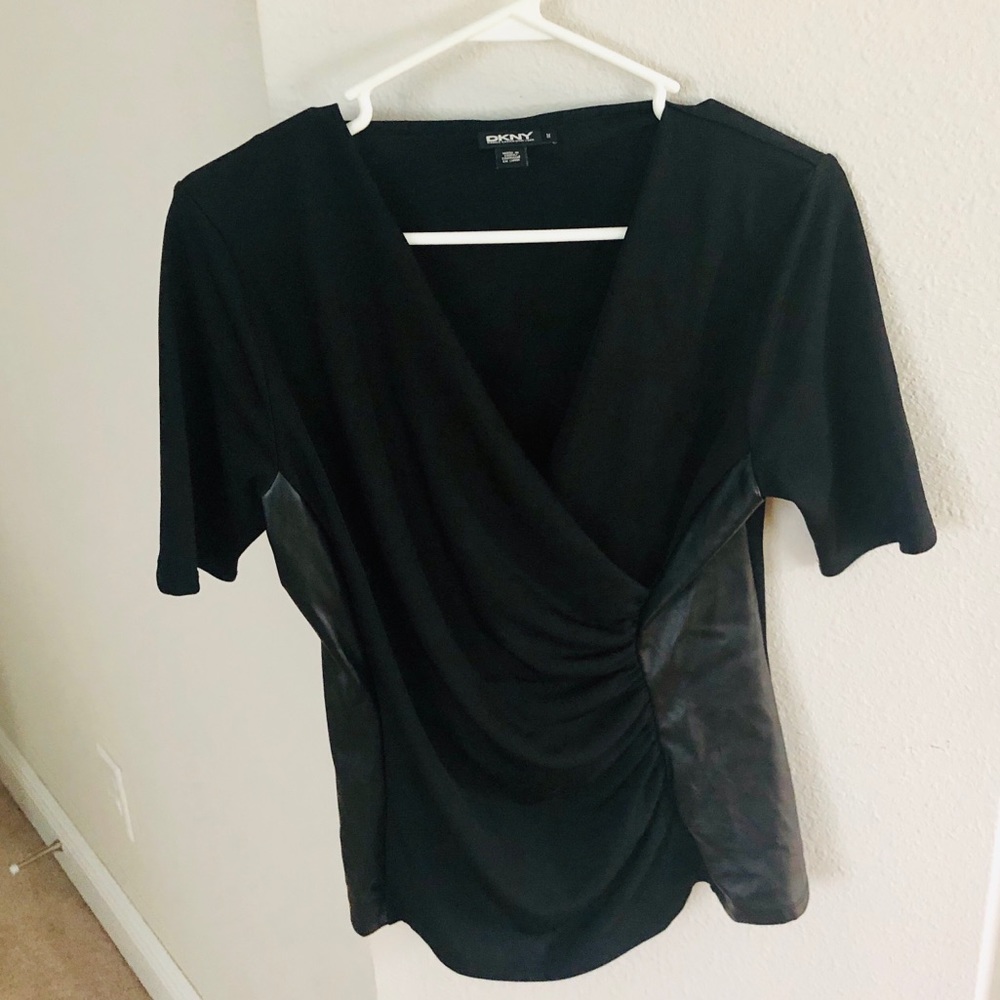 DKNY 3/4 sleeve black VNeck top size M